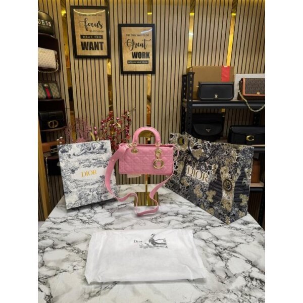 First Copy Christian Dior Handbag For Women (SW2220)