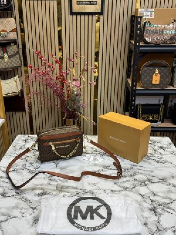 Michael Kors Crossbody Sling Bag Jet Set Camera With OG Box And Dust Bag (SW8229)