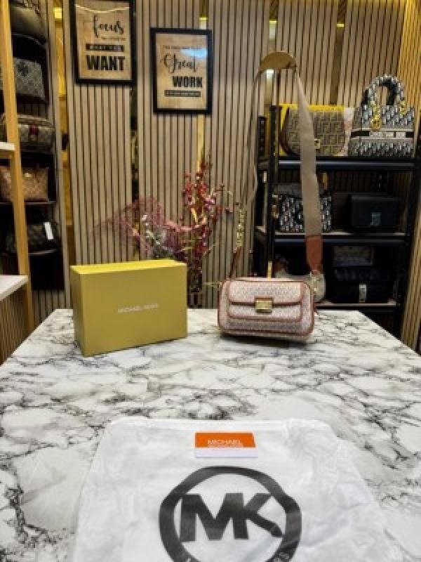 Michael Kors Handbag Bradshaw Monogram Camera With OG Box And Dust Bag (SW8267)